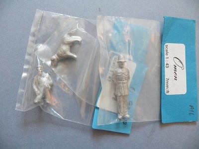 Omen Models Weißmetall 7mm Maßstab 1:43 - Figuren Polizist + Hund & kniender Mann