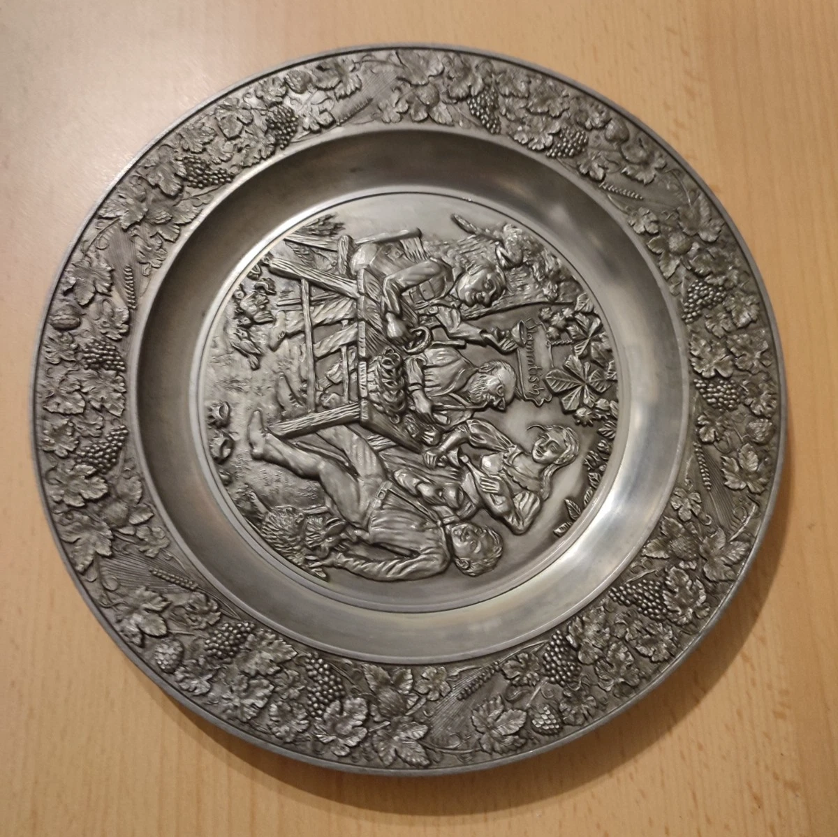 Zinn Teller Wandteller "Stammtisch" , Zinn Becker Stuttgart , 23 cm, 95%