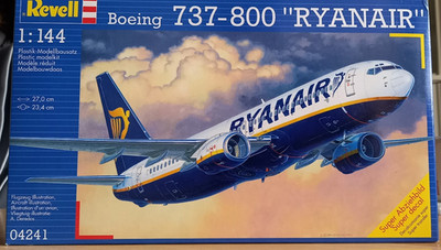 Boeing B 737-800  RYANAIR   Revell   1/144 04241