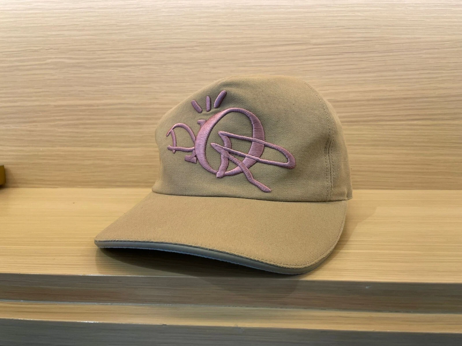 Dior × Travis Scott, casquette de baseball brodée marron clair, neuve avec étiquettes M