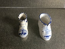 2 scarpe in porcellana blu e bianca - entrambe senza marchio
