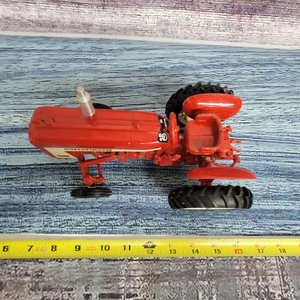 Cosechadora Internacional 606 modelos a escala 1/16 1991 de colección con tractor detallado delantero  Foto 2 de 4