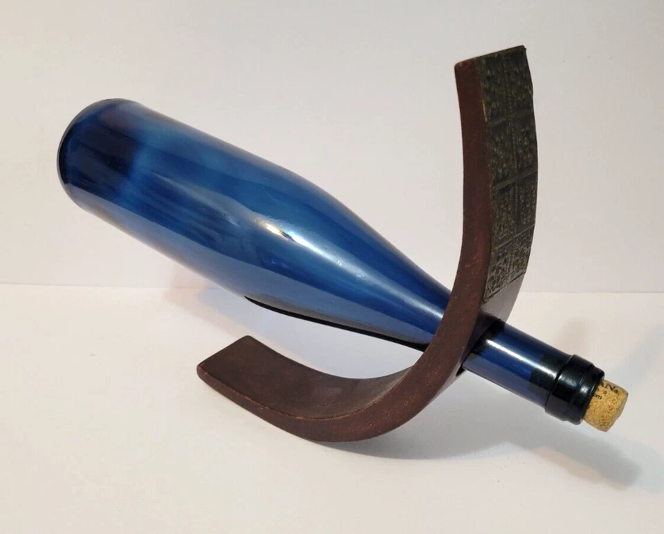 Portabotellas de Vino de Madera Cubierta de Metal Decorativa Vintage con Botella de Vino Azul Foto 2 de 4