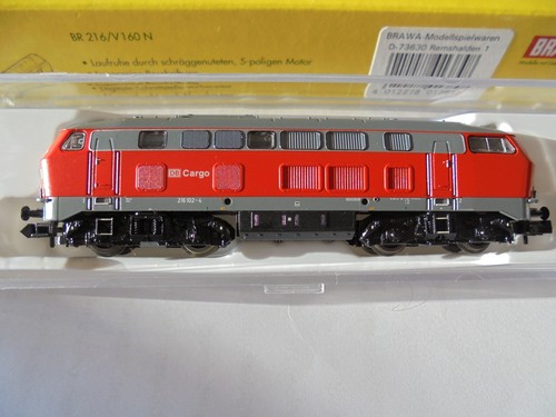 Brawa, 1384, BR 216, Nr. 216 102-4, DB CARGO, verkehrsrot, neu/OV  | Zustand: Neu