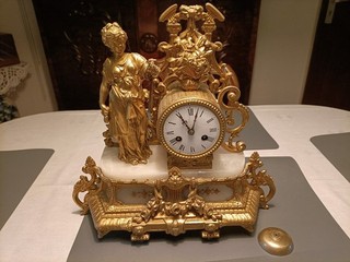 Pendule um 1900 vergoldet (keine Feuervergoldung) Pendel Glocke Schlüssel