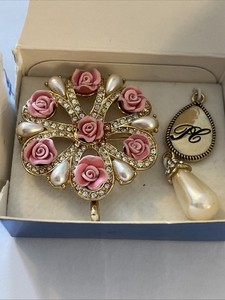 AVON PINK ROSES & FAUX PEARLS GOLD TONE RHINESTONES Presidents Achievement Pin