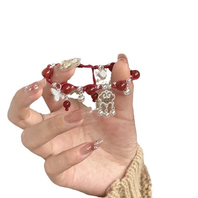 Schickes rotes Legierungsarmband zeigt Kreativität und Handwerkskunst des Designers