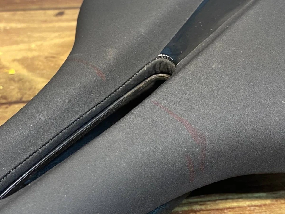 Sillín Fizik ARIONE R1 ABIERTO GRANDES Rieles de Carbono Negro Ligero y Duradero Foto 2 de 4