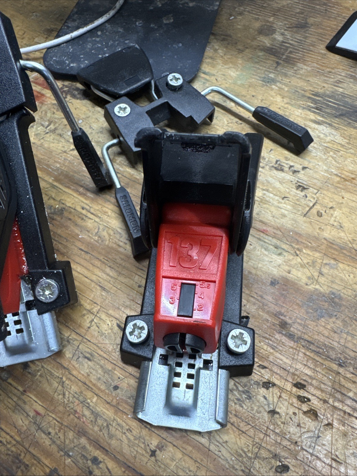 Salomon 137 Bindings Pair New But Aged Skis 