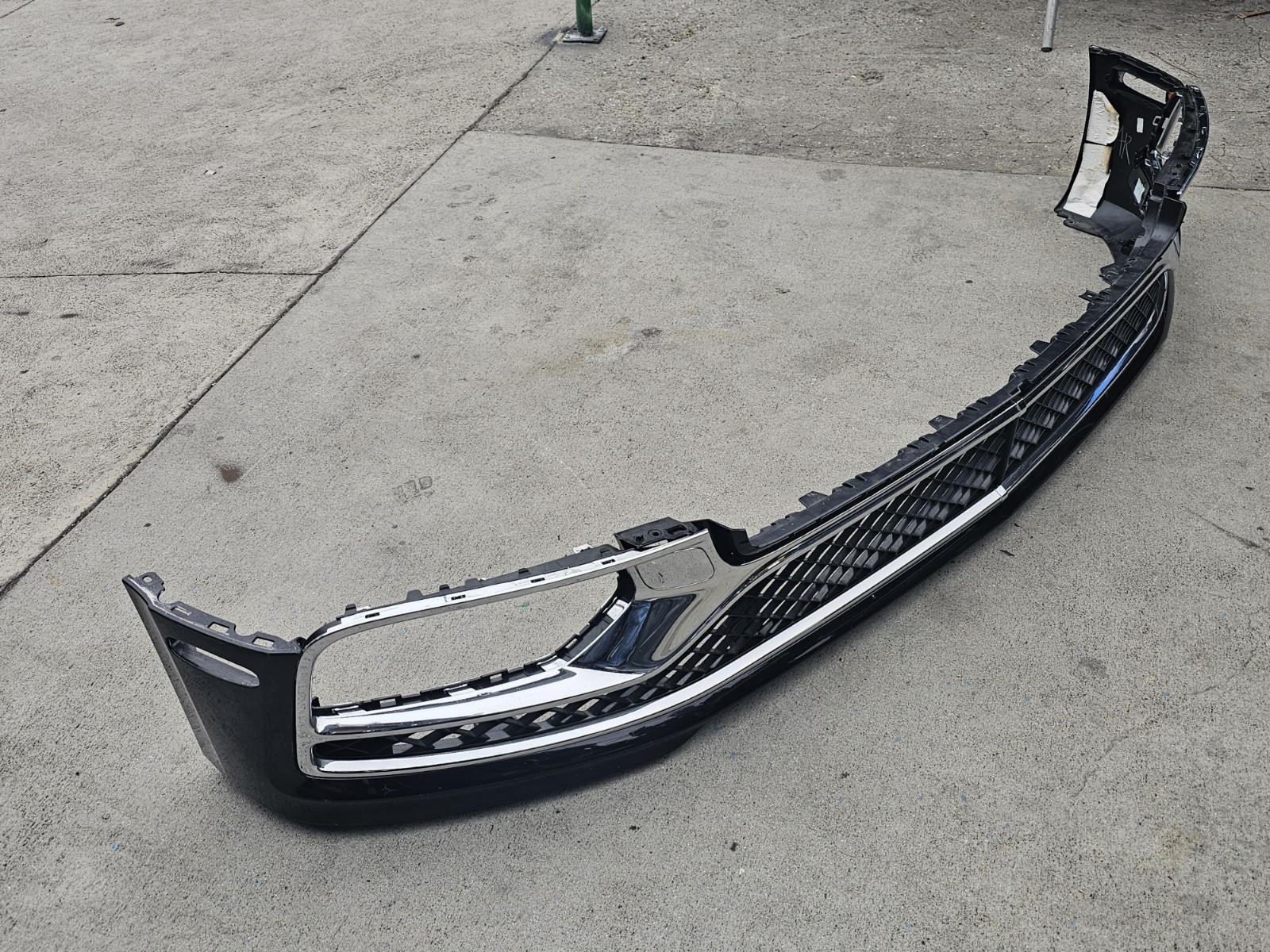 2020-2023 BENTLEY FLYING SPUR FRONT BUMPER W/LOWER GRILLS OEM USED (NO SHIPPING)