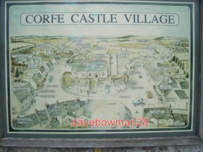 FOTO CORFE CASTLE - DORFKARTE DIESE KARTE STEHT AN DER WAND AUSSERHALB DER POST