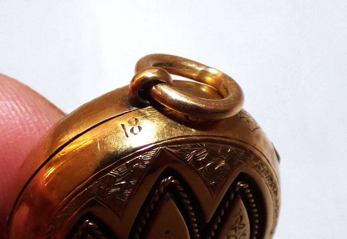 ANTIQUE VICTORIAN 18CT SOLID GOLD LOCKET 1868 EMB… - image 11