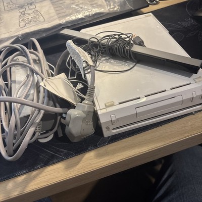 Nintendo Wii Konsole Weiß Ersatzteile Reparaturen Ungetestet mit Stromkabel und Sensor