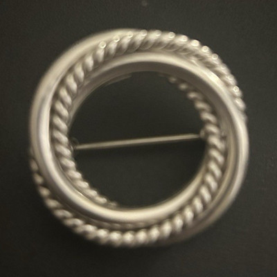 Silver Tone Round Rope Edge Circle Brooch Pin, Metal, No Stone