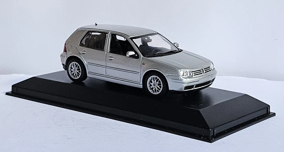VOLKSWAGEN GENERATION GOLF 4 IV GTI ARGENTE 1997 - MINICHAMPS - ETAT NEUF 1:43 - Photo 4/4
