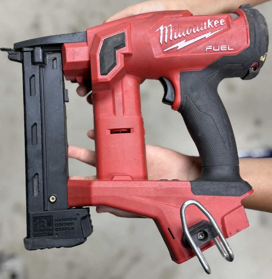 Milwaukee M18 FUEL 18-Gauge 1/4" Narrow Crown Stapler Tool Only Tested Working - Bild 2 von 4