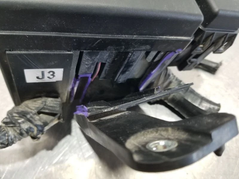 12 2012 TOYOTA FJ CRUISER 4.0L ENGINE FUSE BOX - Image 2 of 4