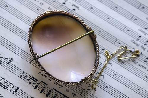 ANTIQUE ITALIAN 9K GOLD NATURAL SHELL CAMEO BROOCH CUPID DELIVERING GIFT c1870 - Picture 4 of 5
