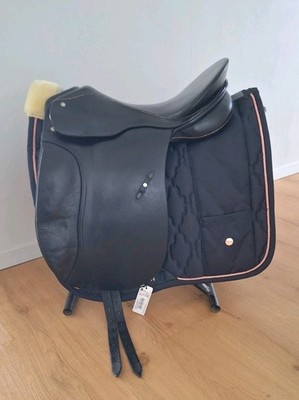 Passier Antares Dressursattel 17 Zoll mittlere Kammer Strass rosegold Details 