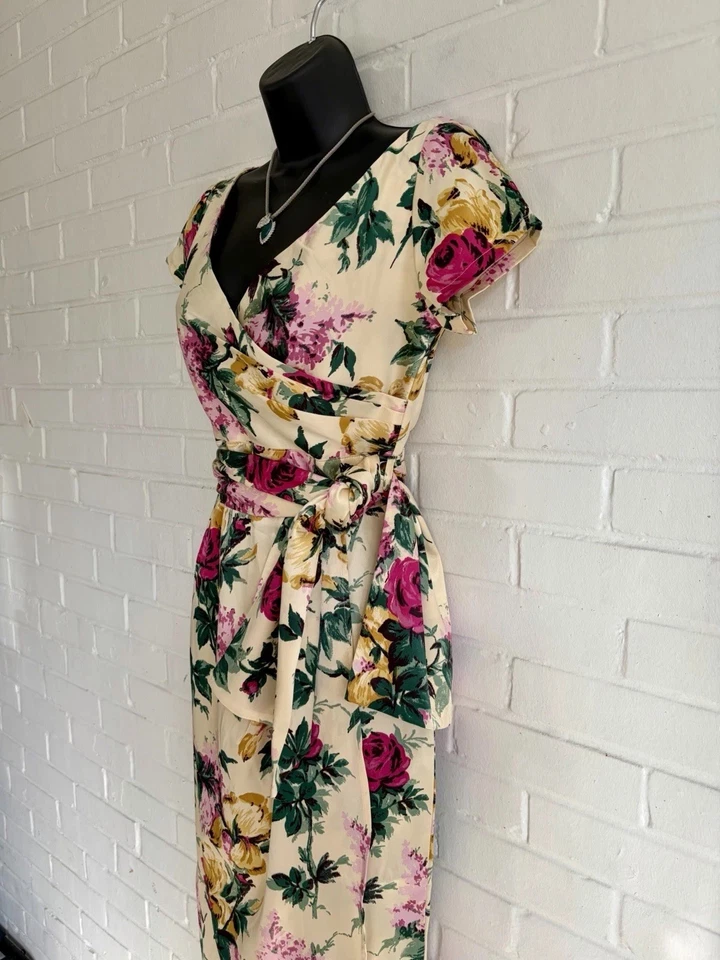 Vestido midi floral crema satinado Ava Pinup Couture, talla S usado en excelente estado Foto 3 de 4