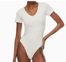 Aritzia Contour V Neck Bodysuit White Short Sleeve Snap Size L NEW