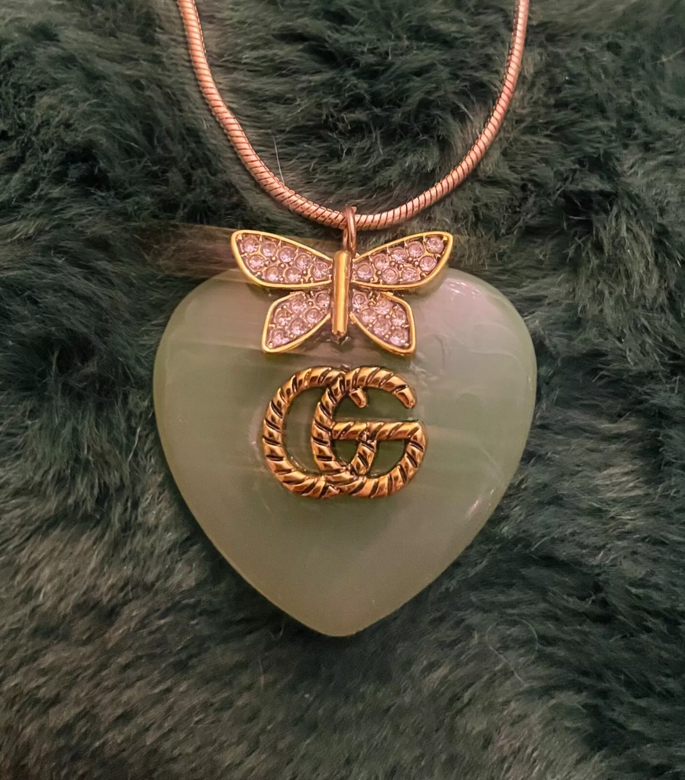 Elégant collier pendentif cœur en jade vert papillon Gucci GG réutilisé