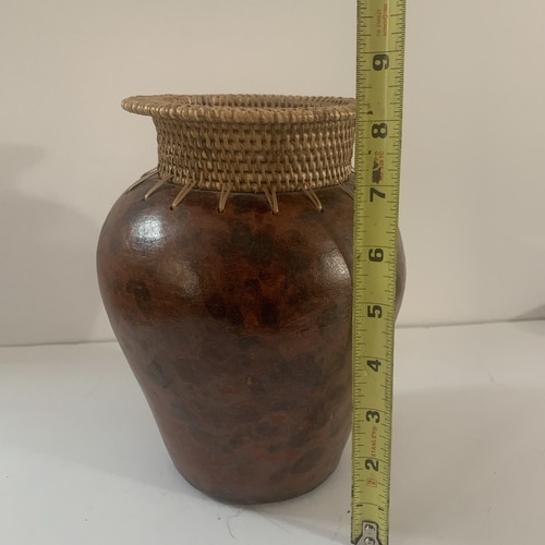 Vaso in terracotta con piano in rattan intrecciato alto 8" x largo 6,5" in feltro sul fondo - Foto 2 di 8