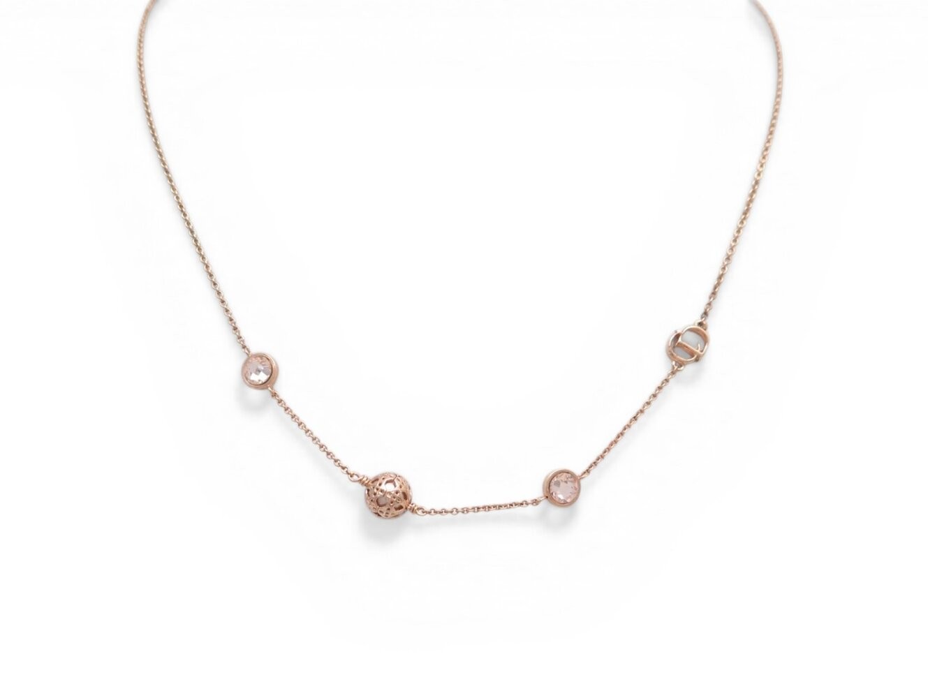 Collier Christian Dior Sphere doré rose, le bijou idéal pour illuminer vos soirées et cocktails