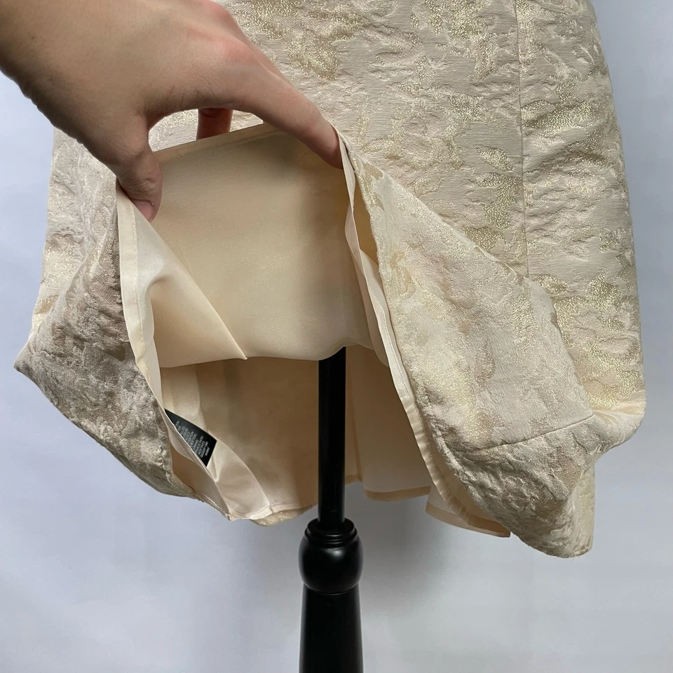 Vestido Max & Cleo Talla 6 Beige y Dorado Metálico Brocado Sin Tirantes Formal Baile de graduación Línea A Foto 4 de 4