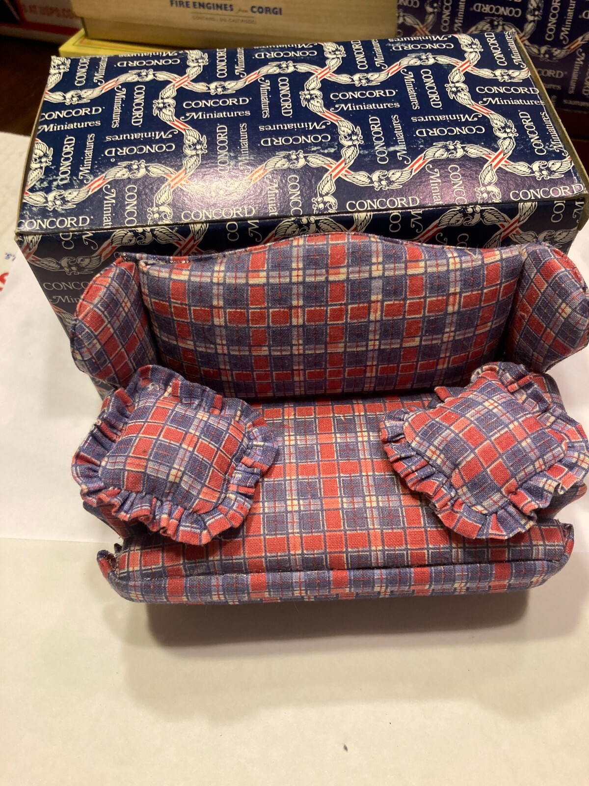 VINTAGE CONCORD DOLLHOUSE COLONIAL PLAID SETTEE, SOFA M1350 BRAND NEW