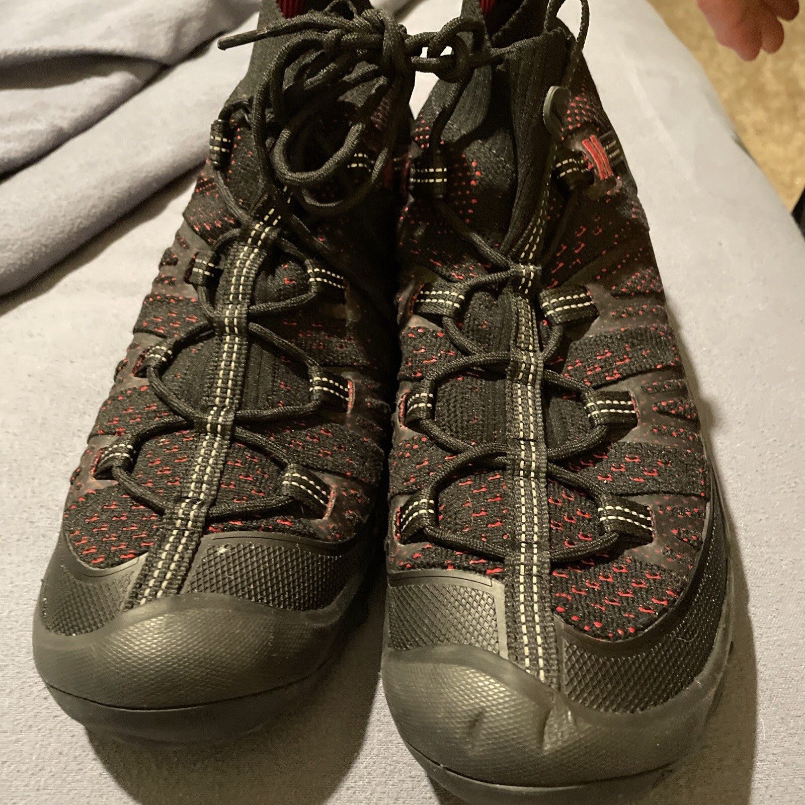 Scarpa da trekking Keen Axis EVO Mid da uomo nera con rosso taglia 9 5