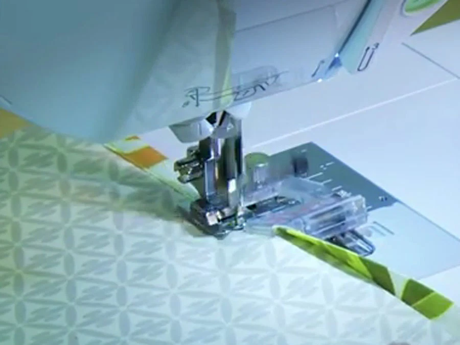 PIE AGLUTINANTE CINTA SESGADA AJUSTABLE A PRESIÓN para modelos Brother & Kenmore Foto 3 de 3