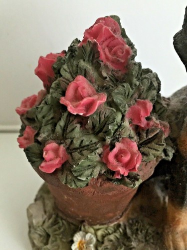 Estatuilla de cerámica para perro Rottweiler perro sentado cerca de maceta de rosas rosadas 4" x 3,5" - Imagen 3 de 11
