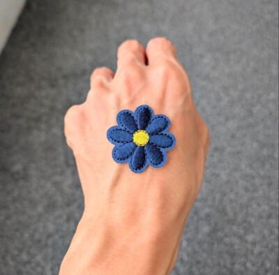 Blaues Gänseblümchen Blume süß BÜGELN/AUFNÄHEN BESTICKT ABZEICHEN/AUFNÄHER