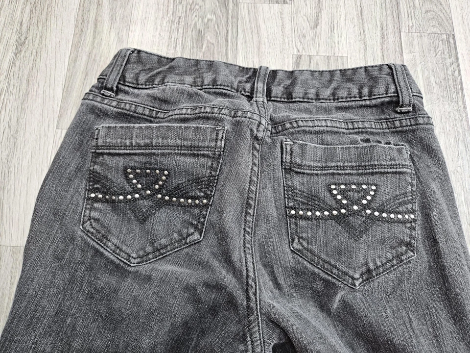 Pantalones de mezclilla DKNY para mujer 4 grises corte bota elástico estrás tachonado bolsillos traseros Foto 3 de 4