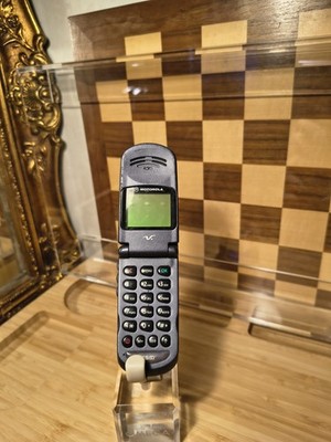 Motorola V50 Collectors Mobile Phone (O2 and Vodafone) **NOT WORKING**