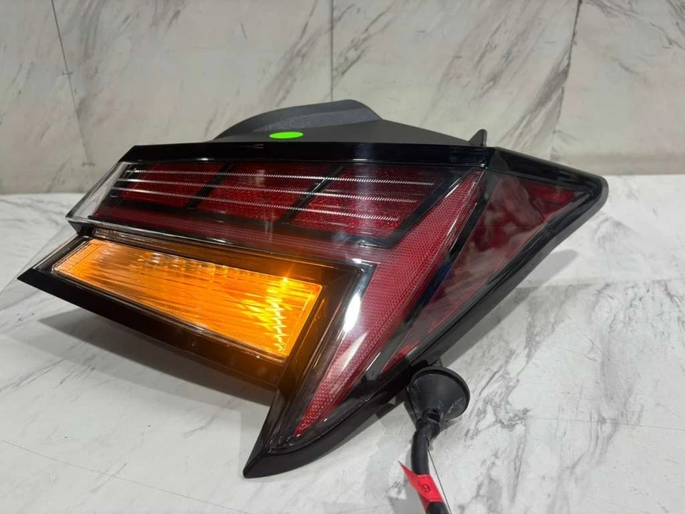 Luz trasera exterior HYUNDAI ELANTRA 2021 2025 OEM LADO DERECHO LED COMPLETO 92402-AA220 Foto 2 de 4
