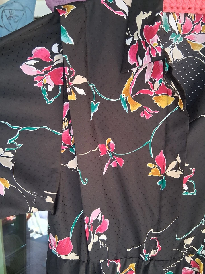 Vestido Camisa Vintage Anos 1980 Preto com Padrão Floral Rosa Negócios Casual Botão para Cima - Imagem 3 de 4