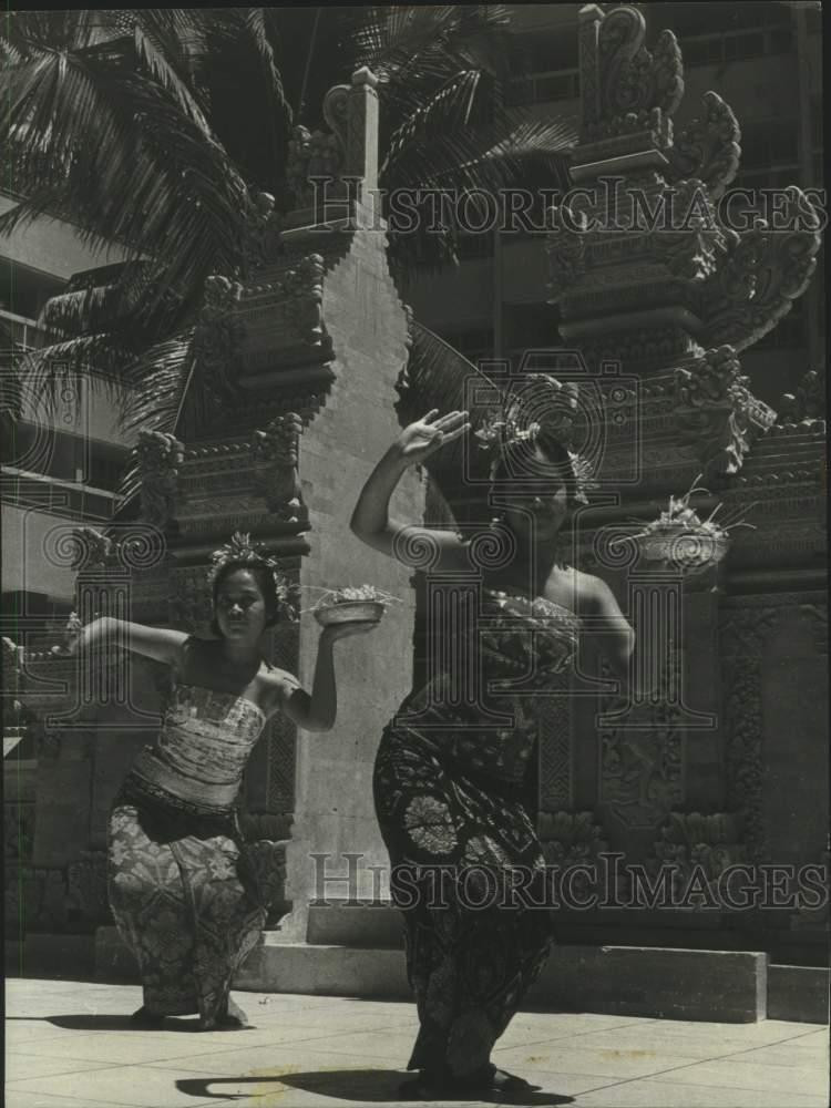1972 Press Photo These Legong dancers welcomes visitors in the island of Bali