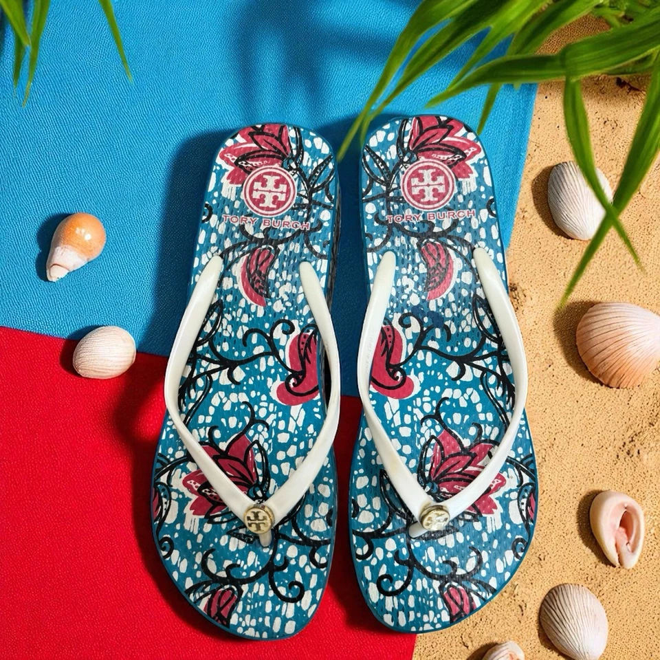 Chanclas de cuña Tory Burch azules florales correas blancas medallón dorado talla 8 Foto 2 de 4
