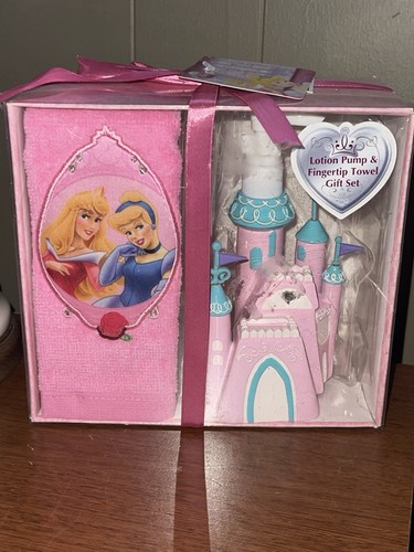 Disney Princess Castle-Shaped Lotion Soap Pump and Fingertip Towel Gift Box NEW - Picture 1 of 7