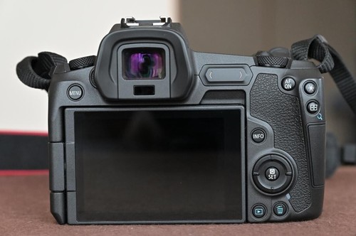 Canon EOS R 30.3MP Mirrorless Digital Camera - Picture 4 of 6
