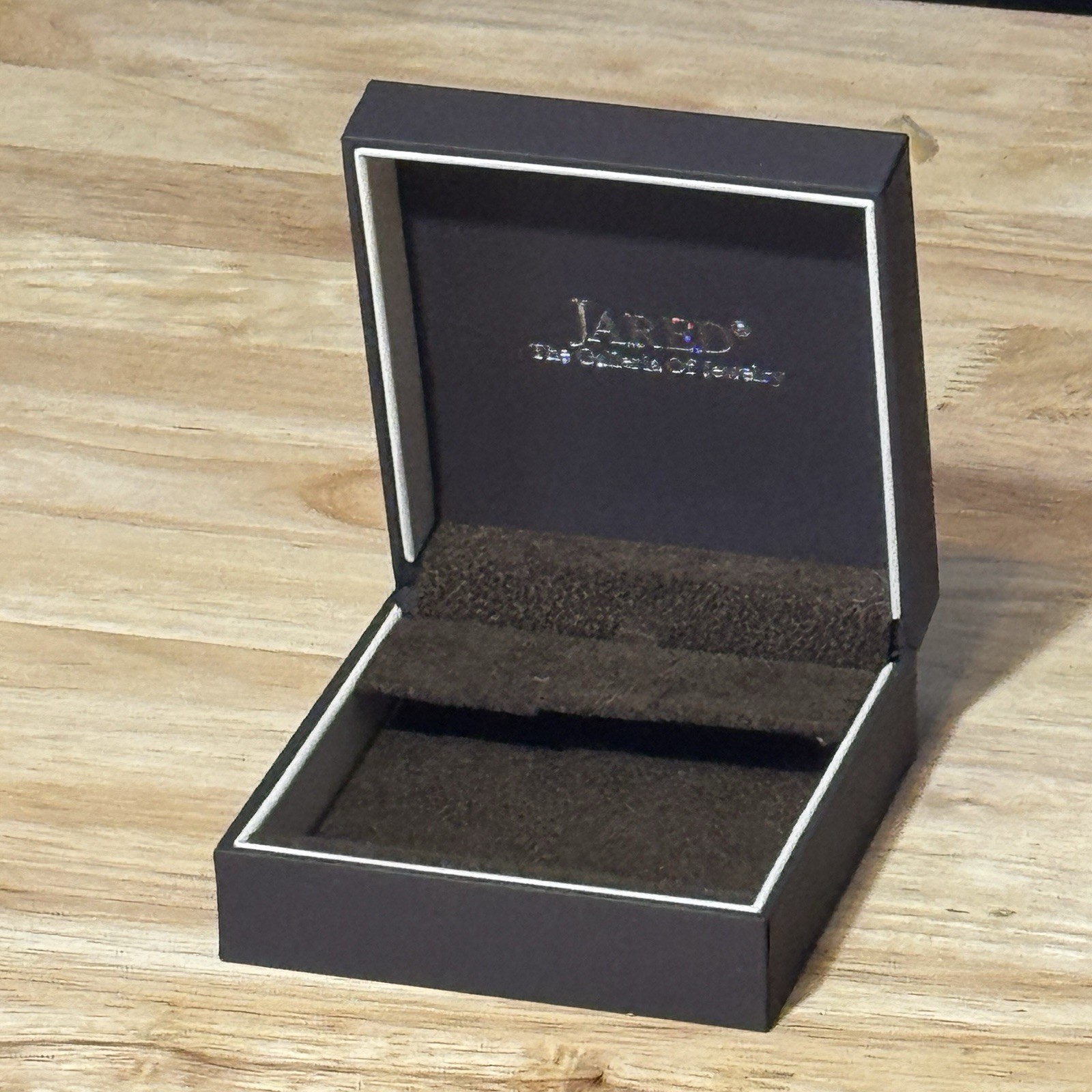 NEW Jared Jewelry Large Universal Earrings Pendant Ring Necklace Present Box