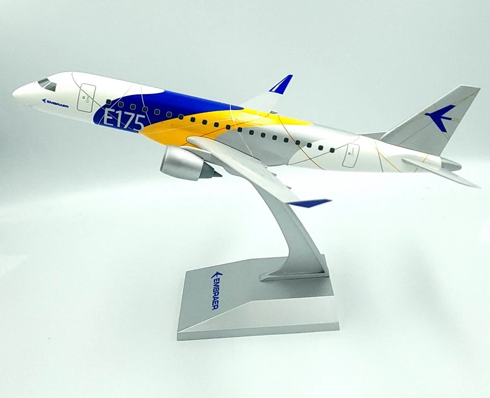 Modelo de avión Sky Marks Embraer E175 colores de fábrica 1:100 Foto 4 de 4
