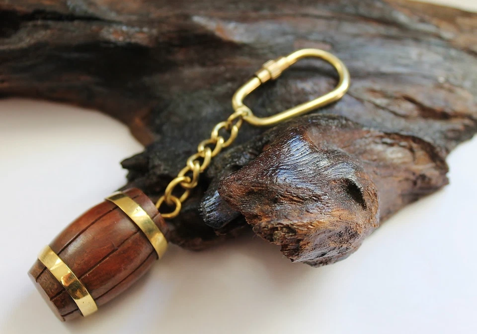 SEA-CLUB Maritimer Schlüsselanhänger Fass ca. 11 cm Holz Messing Fass ca. Ø: 2 cm x 4 cm