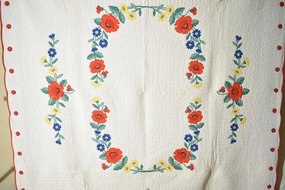Edredón antiguo vintage bien acolchado años 30 apliques de flores de amapola, margarita y azul! Foto 2 de 4