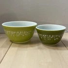 Vintage PYREX Spring Blossom Crazy Daisy 401/402 green mixing bowl set of 2