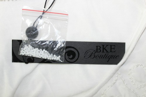 BKE Boutique Camisa Cuentas Blancas Aplique Mangas 3/4 Mujer SML Nueva con Etiquetas $52.95 - Imagen 5 de 5