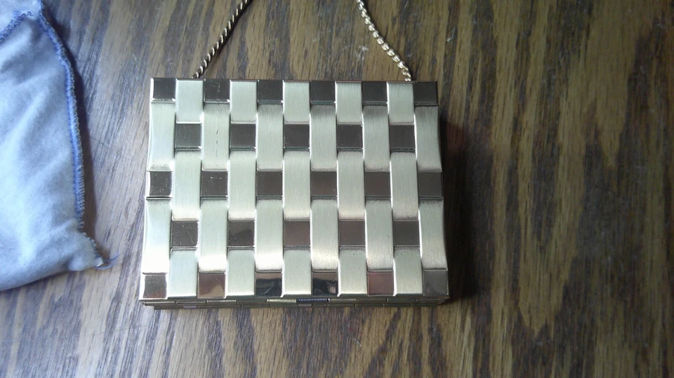 Monedero tejido canasta señora líder tono dorado MCM lápiz labial, cigarrillos, NOS Z101 Foto 2 de 4