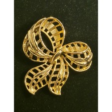 Coro Vintage 1950s Gold Tone Brooch Open Work Bow Design Substantial Jewelry NEW